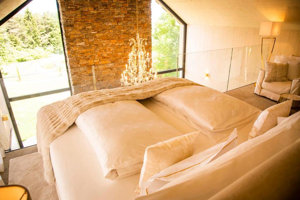 Golden Hill Country Chalets & Suites Waldschach Bagian luar foto