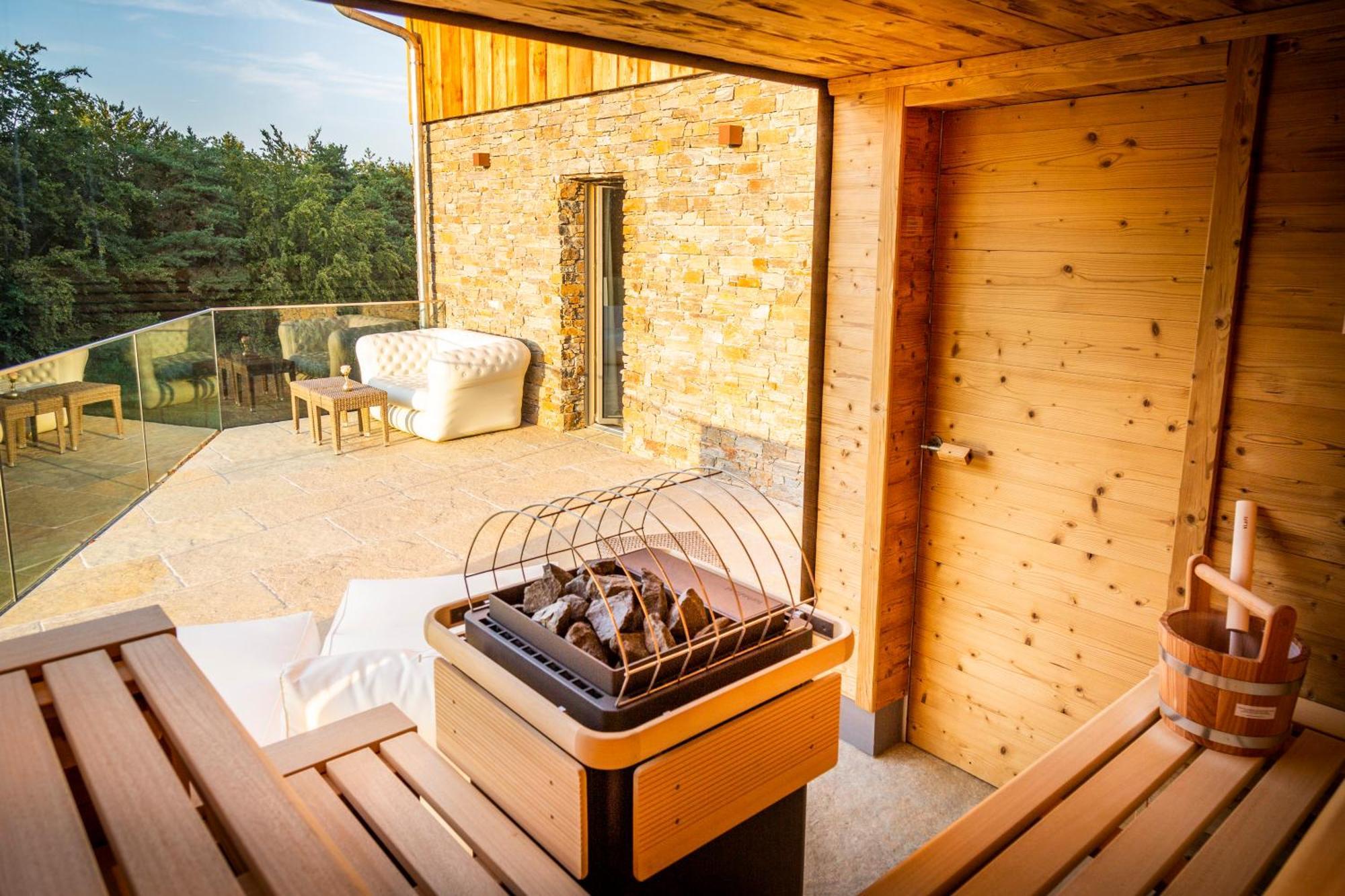Golden Hill Country Chalets & Suites Waldschach Bagian luar foto