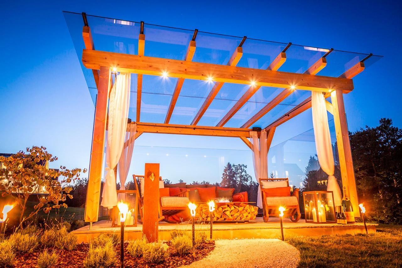 Golden Hill Country Chalets & Suites Waldschach Bagian luar foto