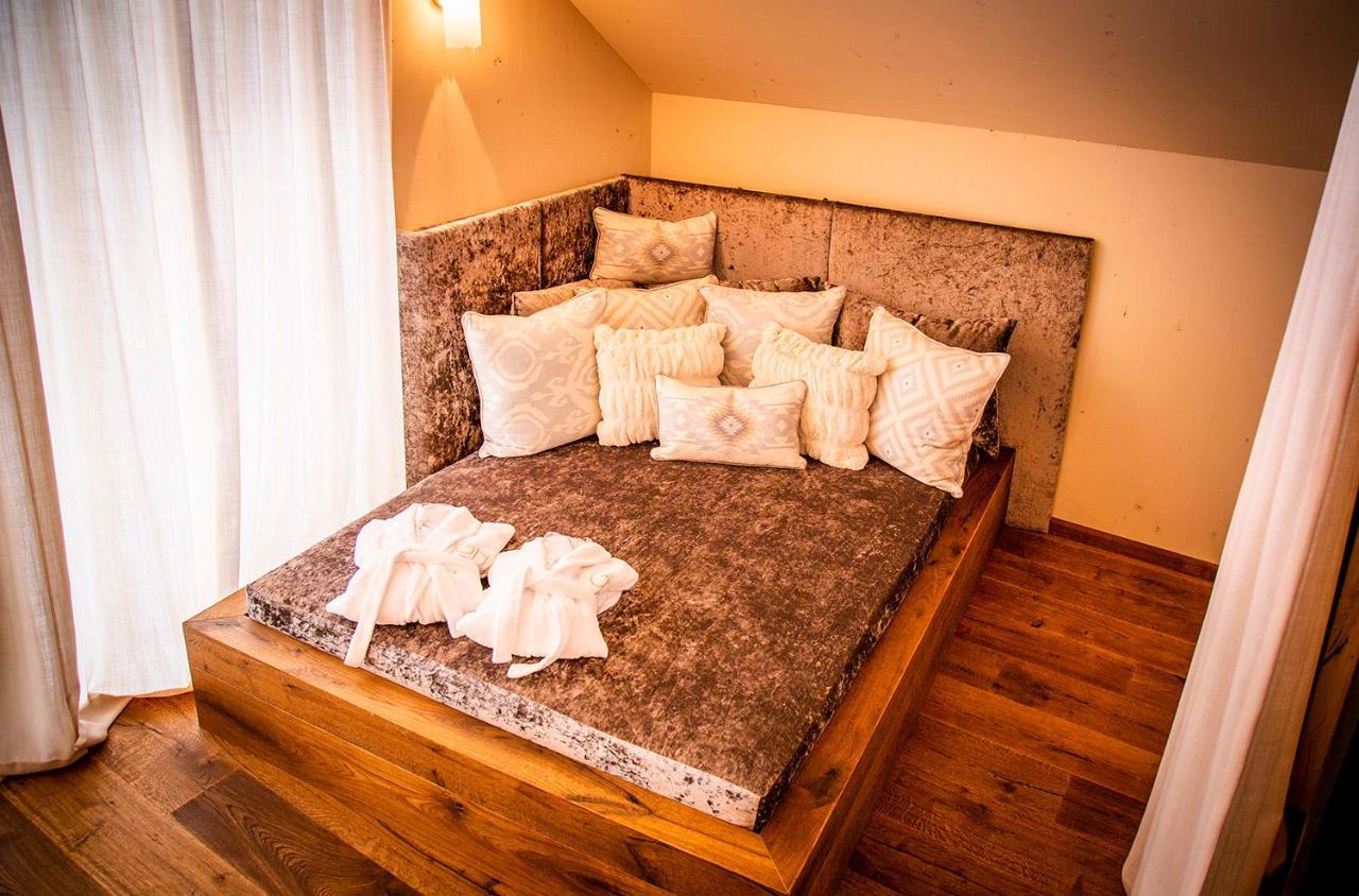 Golden Hill Country Chalets & Suites Waldschach Bagian luar foto