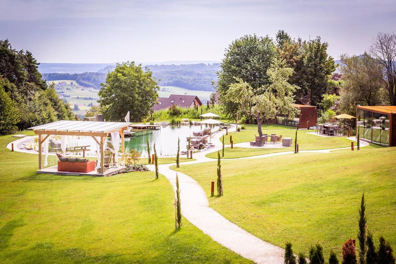 Golden Hill Country Chalets & Suites Waldschach Bagian luar foto