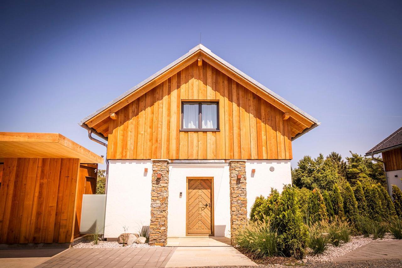 Golden Hill Country Chalets & Suites Waldschach Bagian luar foto