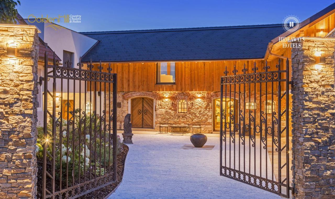 Golden Hill Country Chalets & Suites Waldschach Bagian luar foto